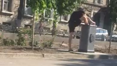 Photo of video | Efectul caniculei sau lipsă de educație? Un trecător, surprins în timp ce își spală picioarele într-o cișmea din capitală