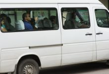 Photo of video | Cu aer răcoros, dar și cu „inima-n călcâi”. Un șofer de microbuz, surprins cum transportă pasagerii cu ușa deschisă