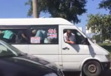 Photo of video | „Nimic neobișnuit”: Pasagerul unui microbuz, surprins cu jumătate de corp afară, iar ceilalți oameni – înghesuiți până la limită