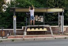 Photo of foto | În timp ce unii distrug, alții dreg: Doi tineri au fost surprinși astăzi în timp ce repară și vopsesc o stație din sectorul Botanica 