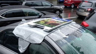 Photo of foto | Șoferii și pietonii când e ploaie se cunosc. Un trecător a acoperit o mașină lăsată cu trapa deschisă și a avut grijă de ea până a venit șoferul