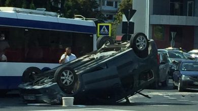 Photo of video | Accident pe o stradă din capitală: O mașină s-a răsturnat în plin trafic