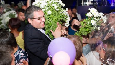 Photo of foto, video | Surpriză pentru bălțenii adunați ieri la concert. Renato Usatîi le-a dăruit femeilor 2000 de crizanteme