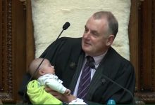 Photo of foto, video | Președintele Parlamentului din Noua Zeelandă, surprins cum hrănește un bebeluș în timpul ședinței: „Un VIP îmi ține companie”
