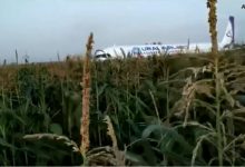 Photo of video | Viața a 234 de persoane, pusă în pericol în timpul unui zbor: Un avion de pasageri a aterizat forțat pe un câmp cu porumb de lângă Moscova