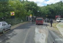 Photo of foto | Un TIR s-a răsturnat într-o curbă periculoasă din Hâncești. Zeci de litri de motorină s-au scurs pe șosea