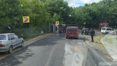 Photo of foto | Un TIR s-a răsturnat într-o curbă periculoasă din Hâncești. Zeci de litri de motorină s-au scurs pe șosea