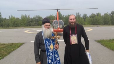 Photo of foto | Soluția rușilor pentru a proteja pădurile de incendii: Mitropolitul Altaiului le-a sfințit cu agheasmă de la bordul unui elicopter „dotat” cu icoane