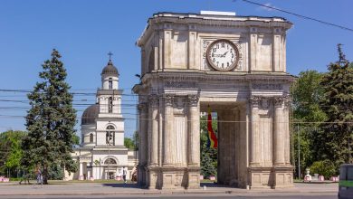 Photo of video | Arcul de Triumf din inima Chișinăului se risipește văzând cu ochii. Autoritățile nu știu cine ar trebui să se ocupe de reparația lui