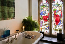 Photo of video | Dorm în altar și fac baie în fața sfinților. Cum arată o biserică veche transformată în casă de locuit?