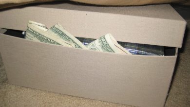 Photo of Dacă ai găsi 23.000 de dolari într-un tomberon i-ai lua sau ai anunța autoritățile? Angajații unui centru de reciclare din SUA au găsit o comoară aruncată la coș