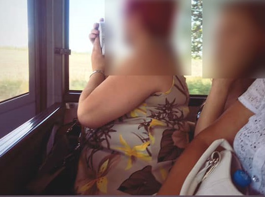 Photo of video | Nu a vrut să renunțe la scaun? O femeie s-ar fi așezat în brațele unei tinere într-un autobuz de rută