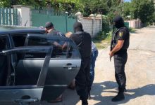 Photo of video | Cinci moldoveni și-au organizat acasă o adevărată fabrică de droguri. Un gram îl vindeau cu 1000 de lei