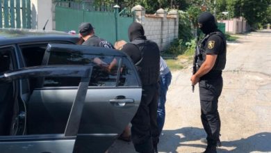 Photo of video | Cinci moldoveni și-au organizat acasă o adevărată fabrică de droguri. Un gram îl vindeau cu 1000 de lei