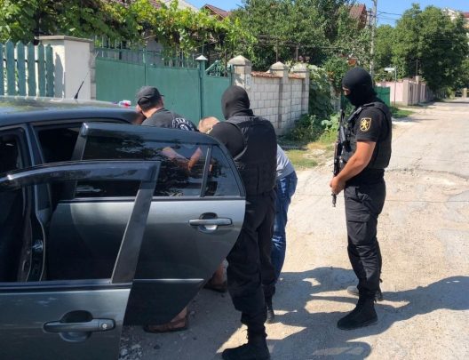 Photo of video | Cinci moldoveni și-au organizat acasă o adevărată fabrică de droguri. Un gram îl vindeau cu 1000 de lei