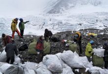 Photo of Așa nu se mai poate. Alpiniștii care vor urca pe Everest nu au voie să mai aducă cu ei plastic de unică folosință