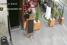 Photo of video | Telefonul mobil i-ar fi făcut cu ochiul: Un bătrân, căutat de poliție pentru că ar fi sustras un smartphone de pe masa unei terase din capitală