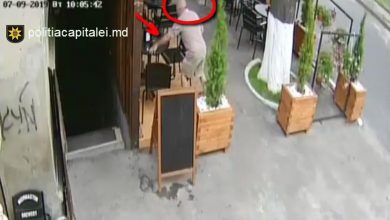 Photo of video | Telefonul mobil i-ar fi făcut cu ochiul: Un bătrân, căutat de poliție pentru că ar fi sustras un smartphone de pe masa unei terase din capitală