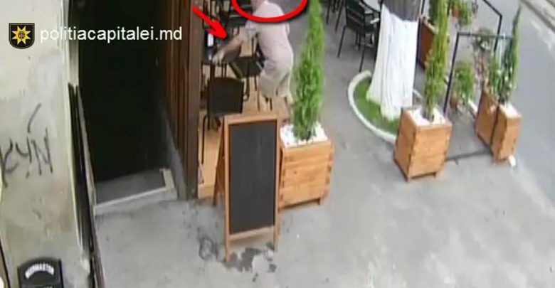 Photo of video | Telefonul mobil i-ar fi făcut cu ochiul: Un bătrân, căutat de poliție pentru că ar fi sustras un smartphone de pe masa unei terase din capitală