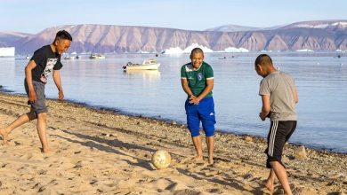 Photo of Faci plajă pe Coasta de Azur, în Hawaii, iar mai nou – și în Groenlanda. Din cauza căldurii, localnicii au ieșit pe litoral