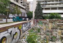 Photo of Au călcat pe greble, iar acum și-au primit pedeapsa. Persoanele sancționate cu muncă neremunerată au curățat havuzurile de lângă hotelul Național