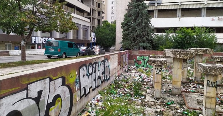 Photo of Au călcat pe greble, iar acum și-au primit pedeapsa. Persoanele sancționate cu muncă neremunerată au curățat havuzurile de lângă hotelul Național