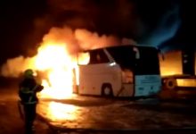 Photo of Le-ar fi incendiat autocarele, pentru a nu mai avea concurență: Trei bărbați, printre care și un polițist, trimiși în judecată