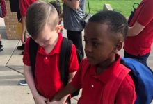 Photo of Exemplu de bunătate: Un băiețel, surprins cum îl însoțește pe colegul său autist, care începe a plânge în prima zi de școală