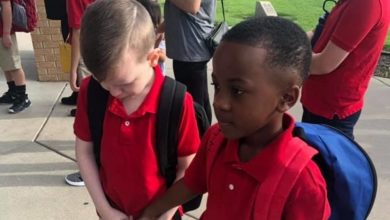 Photo of Exemplu de bunătate: Un băiețel, surprins cum îl însoțește pe colegul său autist, care începe a plânge în prima zi de școală