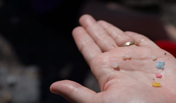 Photo of Un nou studiu alarmant: Zăpada din zona arctică este contaminată cu particule de microplastic