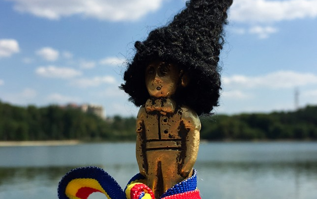 Photo of foto | Micul Prinț de la Valea Morilor a fost „bătut”. Persoane necunoscute au vandalizat monumentul