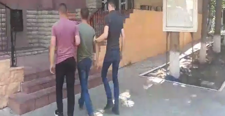 Photo of video | Ar fi sustras un telefon de 6000 lei. Un tânăr din Ialoveni, reținut de poliție