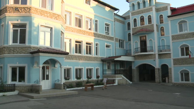 Photo of video | Conflictul de la Liceul „Prometeu” se amplifică. De ce cererile de demisie ale profesorilor ar putea fi considerate nule?