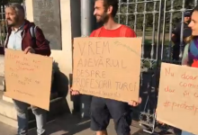 Photo of video | Unii sărbătoresc, alții protestează. Ce i-a nemulțumit pe câțiva activiști adunați în fața monumentului lui Ștefan cel Mare și Sfânt?