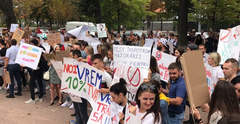 Photo of video | Zeci de reprezentanți HoReCa au protestat în fața Parlamentului: Vrem să trăim și să lucrăm acasă!