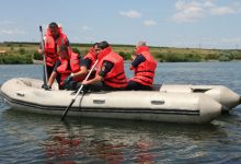 Photo of La un pas de tragedie. Patru copii și doi adulți riscau să se înece în lacul de la Costești după ce barca s-a înversat