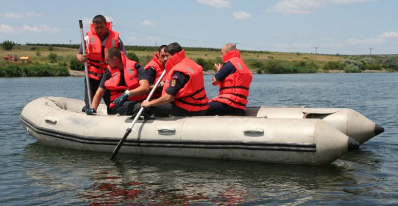 Photo of La un pas de tragedie. Patru copii și doi adulți riscau să se înece în lacul de la Costești după ce barca s-a înversat