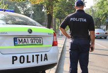Photo of foto | Ar fi aruncat în mașina inspectorilor 100 de euro: Isprava unei tinere, prinsă fără permis de conducere