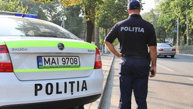 Photo of foto | Ar fi aruncat în mașina inspectorilor 100 de euro: Isprava unei tinere, prinsă fără permis de conducere