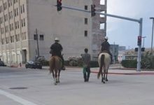 Photo of foto | Un bărbat de culoare din SUA, legat și purtat prin oraș de poliție. Vor fi sau nu trași la răspundere ofițerii pentru gestul lor scandalos?