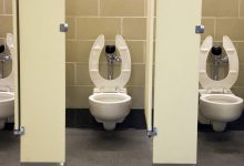 Photo of Într-un oraș galez au fost instalate WC-uri publice anti-sex. Ce se întâmplă când „se aprinde scânteia”?