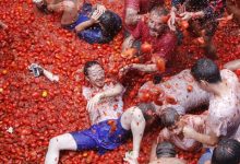 Photo of video | S-au distrat și au transformat străzile în râuri de tomate. Tone de roșii au zburat prin aer la festivalul spaniol „Tomatina”