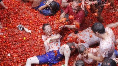 Photo of video | S-au distrat și au transformat străzile în râuri de tomate. Tone de roșii au zburat prin aer la festivalul spaniol „Tomatina”