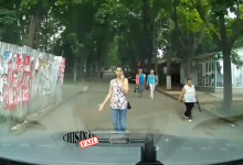 Photo of video | Cine are dreptate? Un șofer a vrut să arate o persoană „pusă pe scandal”, în timp ce ar fi mers cu mașina pe trotuar: Reacțiile internauților