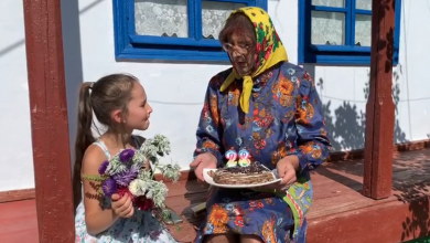 Photo of video | De râs și de plâns: Emilian Crețu, în rolul unei bunicuțe care-și cheamă fiica acasă – „O țară fără mame e o țară fără viitor”