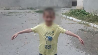 Photo of foto, video | S-a supărat pentru că făceau gălăgie? O bătrână din capitală ar fi vărsat un lighean cu apă peste copiii care se jucau în curte