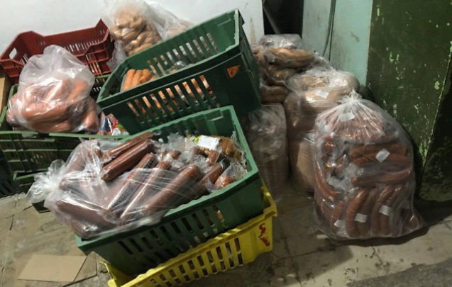 Photo of foto, video | Ar fi vândut produse alimentare expirate și nu ar fi achitat impozite. Mai multe persoane, reținute de polițiștii din capitală