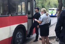 Photo of foto, video | Trei ofițeri l-au scos cu forța din vehicul. Un pasager buclucaș ar fi atacat mai multe persoane într-un troleibuz