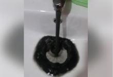 Photo of video | Au așteptat două zile apă cristalină, dar au primit „Coca-Cola”. Mai mulți locuitori din Călărași au apă neagră la robinet