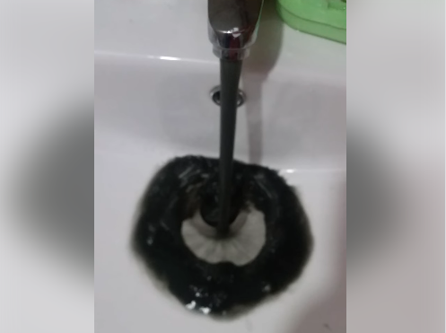 Photo of video | Au așteptat două zile apă cristalină, dar au primit „Coca-Cola”. Mai mulți locuitori din Călărași au apă neagră la robinet